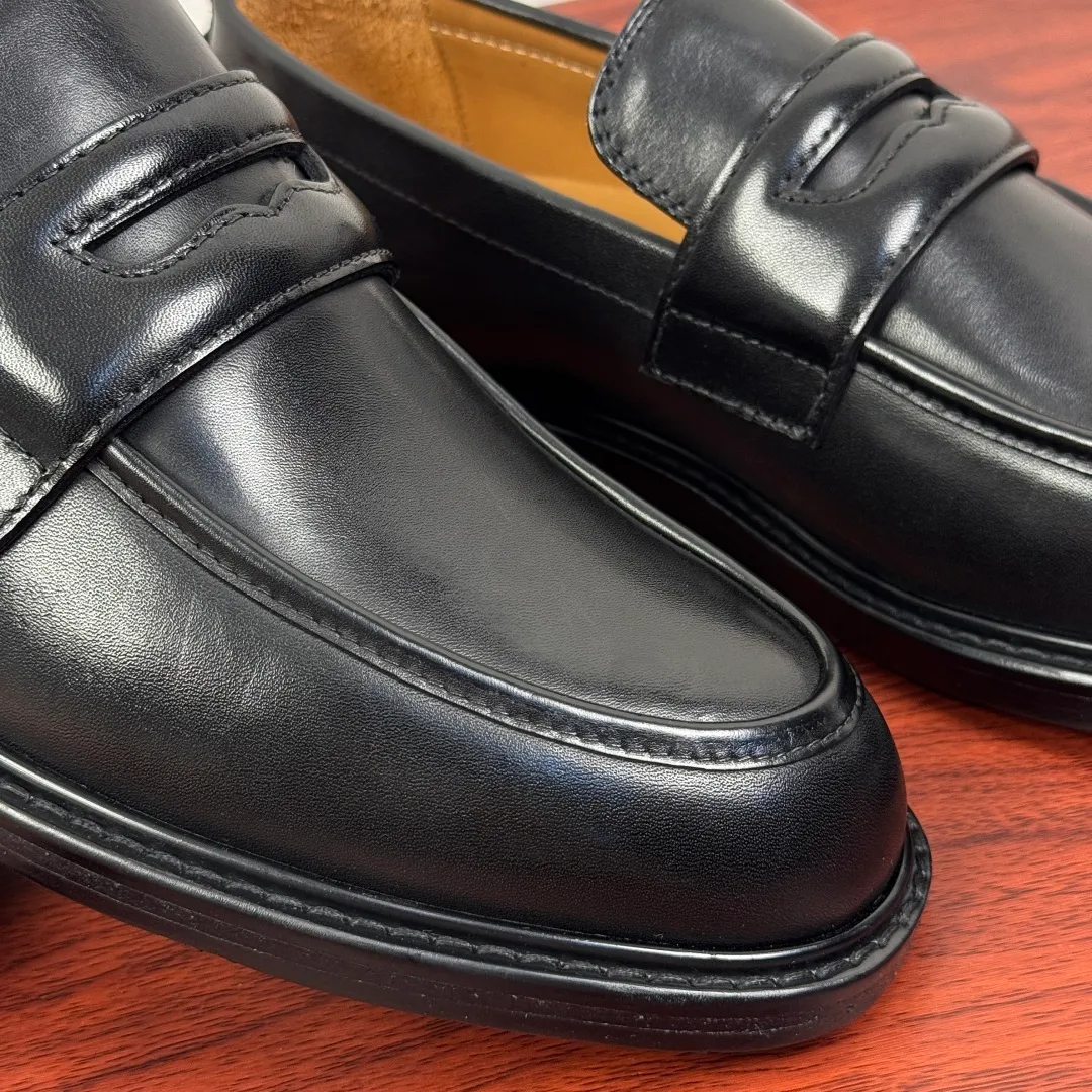 Batch 980 Gucci/Gucci new men's solid color leather loafers! These elegant loafers are crafted from soft glossy cowhide and are available in two styles. The upper is decorated with genuine leather buckles, adding low-key and unique logo pattern elements. Simple style design. Classic European and American last style. Standard style. Red and green webbing decoration on the heel embellishes brand style details. Select high-quality leather, look at the details for textured workmanship, dyed calfskin lining, uniform and delicate pores, soft and comfortable. Thickened leather outsole, composite rubber bottom sheet at the heel, excellent foot comfort, wear-resistant and non-slip, the first choice for light luxury, versatile for footwear, and comes with a full set of packaging! Size: 39-40-41-42-43-44 leather shoe size (38.45.46 can be customized) Item number: 812168 Leather black
